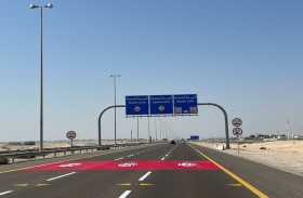 بلدية مدينة أبوظبي تطلي الإسفلت في 7 مواقع باللون الأحمر للتنبيه بالسرعات الجديدة للطرق