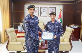 قائد عام شرطة عجمان يكرّم ضابط من القيادة لتخرجه من أكاديمية شرطة لوس أنجلوس