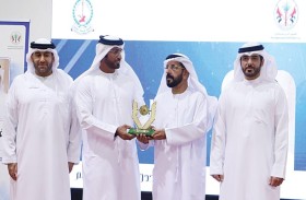 نادي الشارقة لسباقات الهجن يكرم  علي الطنيجي مدير بلدية الذيد سابقاً