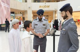 شرطة أبوظبي توظف الروبوتات الذكية لتعزيز أمن الطرق الذكي في ياس مول