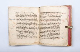  بيتر هارينجتون تعرض موسوعة ابن سينا القانون في الطب خلال أبوظبي للكتاب