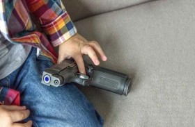 ابن الثالثة يقتل والدته برصاصة