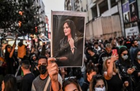 ايرانيون يتجمعون أمام ضريح مهسا أميني