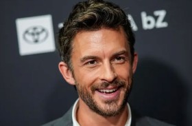 جوناثان بيلي يفوز بلقب الرجل الأكثر جاذبية