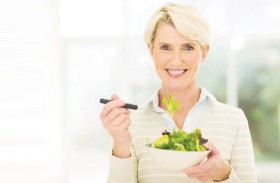 نظام غذائي متكامل يخفف أعراض سن اليأس لدى النساء!