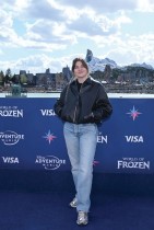 الممثلة والمغنية الفرنسية لوان خلال حفل افتتاح التوسعة الجديدة لمنتزه ديزني لاند باريس، تحت عنوان «عالم فروزن». ا ف ب 