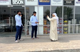 بلدية مدينة أبوظبي: يُحظر إسكان العمال في المواقع الإنشائية حماية لسلامتهم وصحتهم العامة