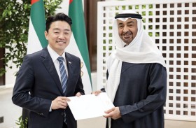 رئيس الدولة يتسلم رسالة خطية من الرئيس الكوري خلال استقباله المبعوث الخاص