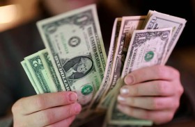 الدولار يحقق مكاسب شهرية باعتباره ملاذا آمنا في الحرب 