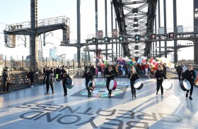 الآلاف يعبرون جسر سيدني هاربر قبل انطلاق مونديال السيدات