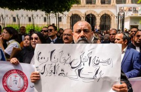 تونس.. تمديد التحفظ على إعلاميَين بارزَين والمحامون يضربون 
