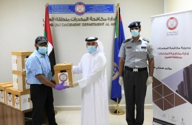 شرطة أبوظبي و«الهلال الأحمر» توزعان المير الرمضاني ضمن مبادرة «معا نصنع السعادة»