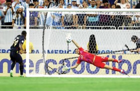 مدرب الأرجنتين يشيد بدور إيمليانو في التأهل لنصف نهائي «كوبا أمريكا»