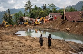 عشرات القتلى بفيضانات أندونيسيا.. وحريق هونغ كونغ 