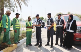 شرطة أبوظبي تنفذ مبادرة «بَرِّدْ عليهم» الإنسانية لدعم العمال في منطقة الظفرة