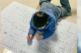 أم تثير موجة سخرية وضحك بأغرب صيحة تعليمية