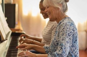 العزف الموسيقي يعزّز مرونة الدماغ في مواجهة الشيخوخة
