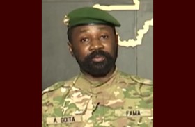 رئيس المجلس العسكري الحاكم في مالي يتسلّم مشروع الدستور الجديد