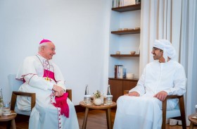 عبدالله بن زايد يستقبل رئيس الأكاديمية البابوية للحياة 
