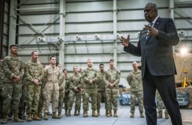 وزير الدفاع الأمريكي يزور حاملة الطائرات فورد في البحر المتوسط 