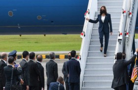 هاريس تبدأ جولة في آسيا في أوج الأزمة الأفغانية 