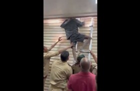 سيئ الحظ.. لص يعلق في نافذة عيادة طبيب 