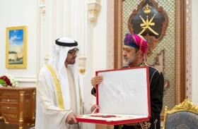 رئيس الدولة وسلطان عمان يتبادلان الأوسمة والهدايا