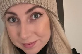 تشتري جميع علب الفول السوداني في الطائرة.. لماذا؟