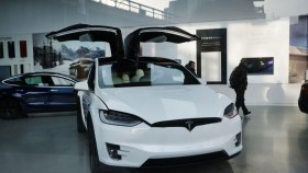 تيسلا تتخطّى الحواجز في حملة القيادة الذاتية لسياراتها 