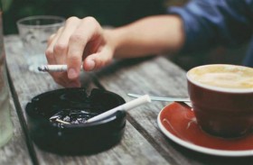 علماء يكتشفون سر ارتباط القهوة بالتدخين
