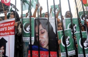 دفعت الآلاف للتظاهر وأرعبت تكساس.. من هي «سيدة القاعدة»؟