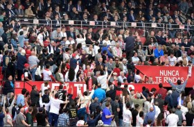 إشبيلية يدين الاعتداء على لاعبيه من قبل مجموعة من مشجعيه 