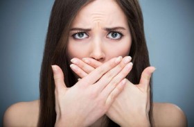 رائحة الفم الكريهة.. سبب تجهله وراء ذلك