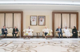 حاكم الشارقة يلتقي وفد جامعة إكستر البريطانية