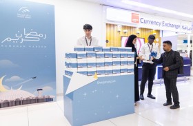 مطار الشارقة يُشارك المسافرين أجواء رمضان بتوزيع وجبات إفطار صائم 