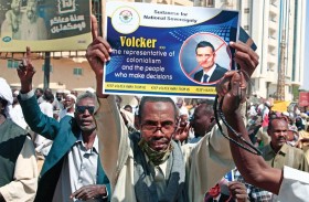 سودانيون يتظاهرون ضد مبادرة الأمم المتحدة لحل الأزمة 