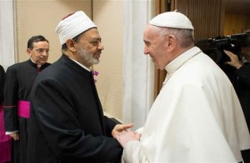 التزم بقوة بالسلام  ... وظلت أمانيه يوتوبيا دفنها تجار الأسلحة