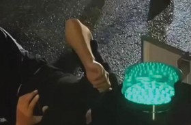 إنقاذ رجل علق رأسه داخل إشارة مرور