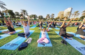 دبي يوغا ولحظات تأمل جماعية لآلاف المشاركين عند الغروب