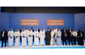 محمد بن حمد بن طحنون يكرّم الفائزين بالدورة الأولى من «جائزة الإمارات للريادة في سوق العمل»