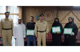 مركز شرطة بر دبي يكرم  3 أشخاص تقديراً لتعاونهم