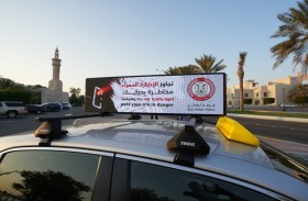 شرطة أبوظبي تبث «حملاتها التوعوية» عبر اللوحات الذكية على مركبات الأجرة