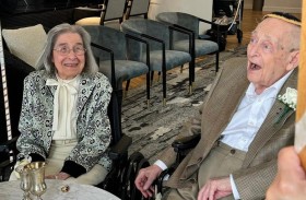 عمرهما 100 و102.. وتزوّجا بعد عقد من قصة حب