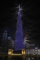 منظر بديع لبرج خليفة، أطول برج في العالم ، خلال عرض ضوئي في دبي. ا ف ب