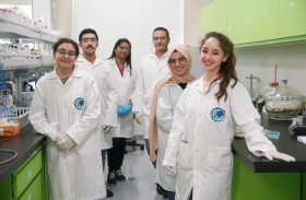 باحثون في أمريكية الشارقة يطورون أقمشة ذاتية التطهير تعزز البيئة والصحة العامة