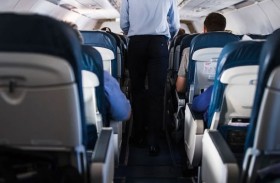 مضيف يتقمص شخصية طيار