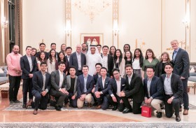 حاكم رأس الخيمة يستقبل وفداً من خريجي جامعة ستانفورد الأمريكية 