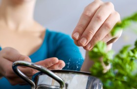 تقليل الملح مقدار ملعقة صغيرة يوميا يحاكي تأثير دواء شائع لضغط الدم!