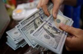 الدولار يتجه لإنهاء مكاسب 4 أسابيع وسط مخاوف إزاء المالية العامة 