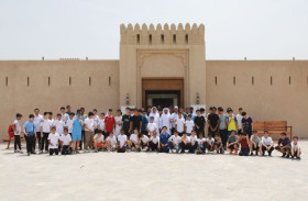 ستون مشاركا من النشاط الصيفي لنادي الذيد يزورون حصن الذيد  للتعرف على المواقع الأثرية
